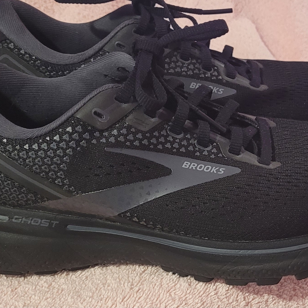 Brooks Ghost Black Athletic Shoes Size 9. Excellent Condition